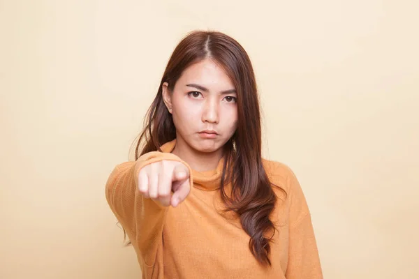 Młoda kobieta azjatyckich zły i punktu do aparatu. — Zdjęcie stockowe
