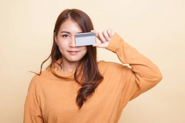 Joven mujer asiática con tarjeta en blanco sobre su ojo . — Foto de Stock