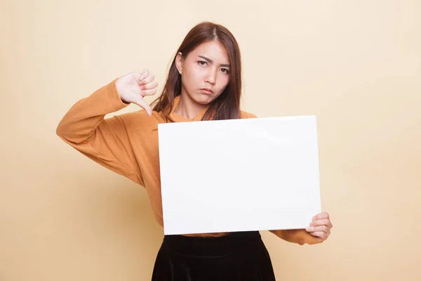 Joven mujer asiática mostrar pulgares abajo con blanco signo en blanco . —  Fotos de Stock