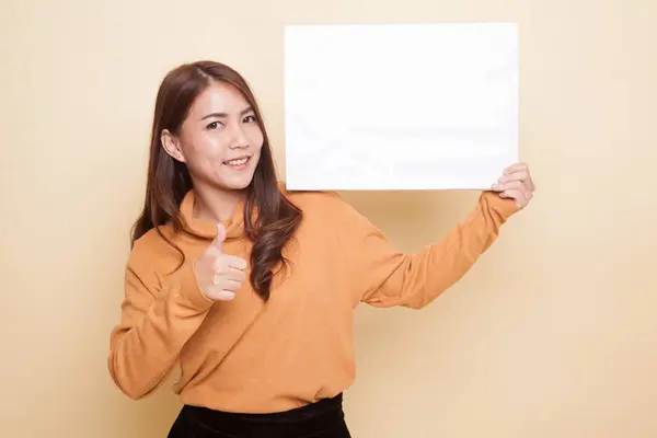 Ung asiatisk kvinna visar tummen upp med vit blank skylt. — Stockfoto