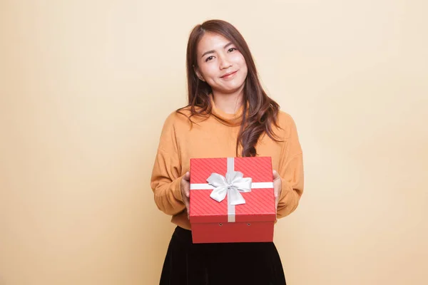 Giovane donna asiatica con una scatola regalo . — Foto Stock