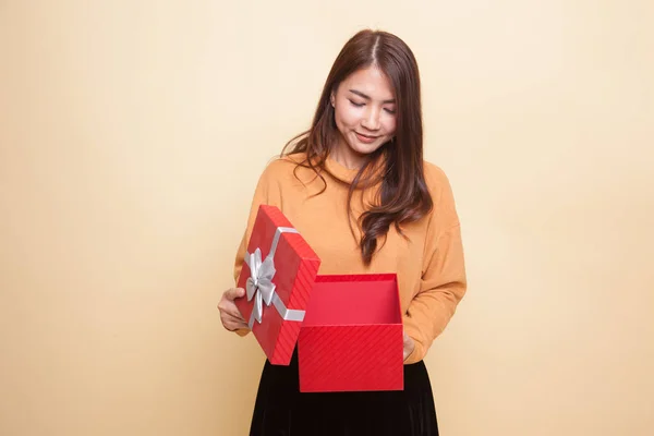 Genç Asyalı kadın açık bir hediye kutusu. — Stok fotoğraf