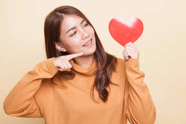 Asiatisk kvinna peka med rött hjärta. — Stockfoto