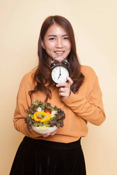 Jovem mulher asiática com relógio e salada . — Fotografia de Stock