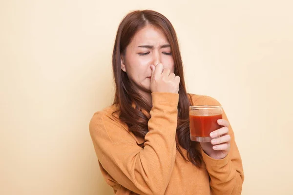 Young Asian woman hate tomato juice. — Stock Photo, Image