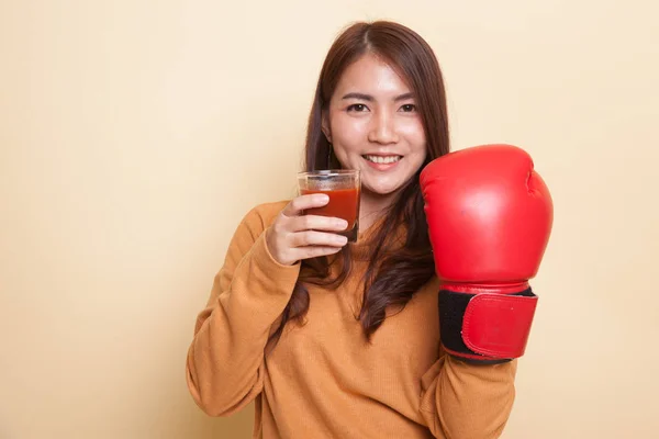 Joven mujer asiática con jugo de tomate y guante de boxeo . —  Fotos de Stock