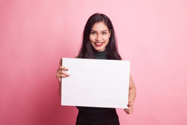 Beyaz boş işareti ile genç Asyalı kadın.