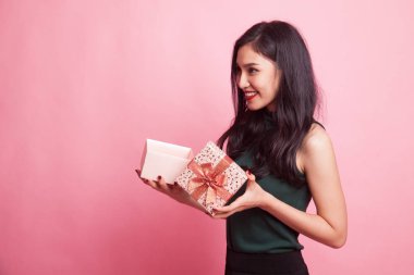 Genç Asyalı kadın açık bir hediye kutusu.
