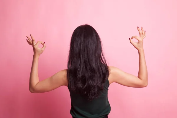 Vista posterior de la mujer asiática muestran doble signo de mano OK . —  Fotos de Stock