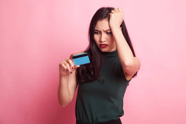 Fiatal ázsiai nő fejfájás egy üres kártya. — Stock Fotó