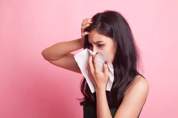 Fiatal ázsiai nő van influenza és a beteg. — Stock Fotó