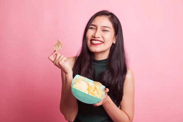 Joven mujer asiática comer papas fritas . —  Fotos de Stock