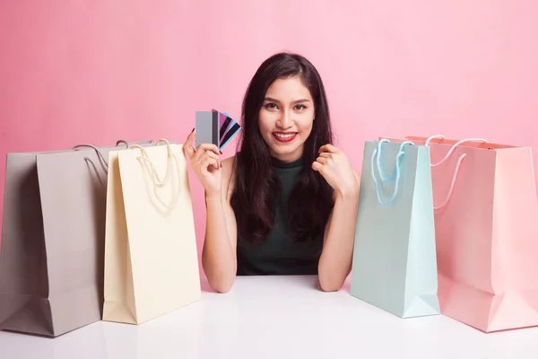 Jonge Aziatische vrouw met winkelen bag en lege kaart. — Stockfoto