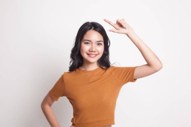 Genç Asyalı kadın gülümseme ve noktası.