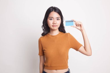 Boş bir kart ile genç Asyalı kadın.