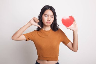 Asyalı kadın başparmak aşağı kırmızı kalpli.