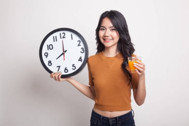 Asyalı kadın saati içki portakal suyu ile.