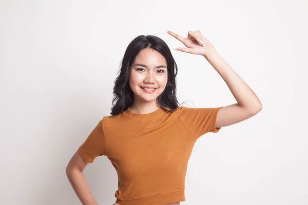 Jovem mulher asiática sorriso e apontar para cima . — Fotografia de Stock