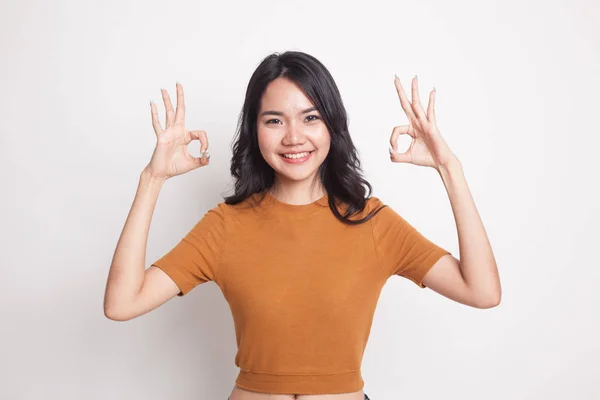 アジアの女性をダブル [ok] 手話と笑顔. — ストック写真