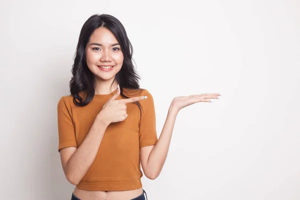 Hermosa joven mujer asiática punto a palma de la mano . — Foto de Stock