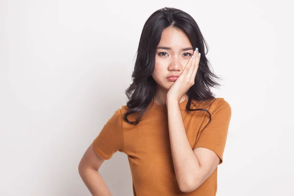 Jovem mulher asiática tem dor de dente . — Fotografia de Stock