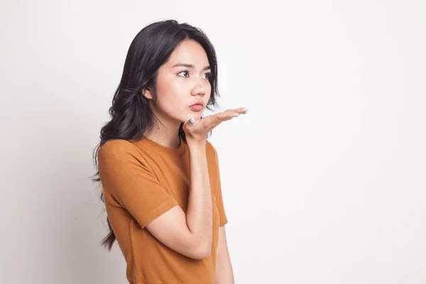 Schön junge asiatische Frau Schlag ein Kuss. — Stockfoto