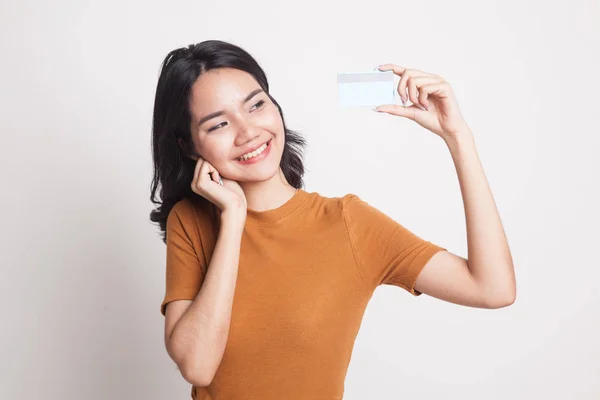 Gelukkig jonge Aziatische vrouw met een lege kaart. — Stockfoto