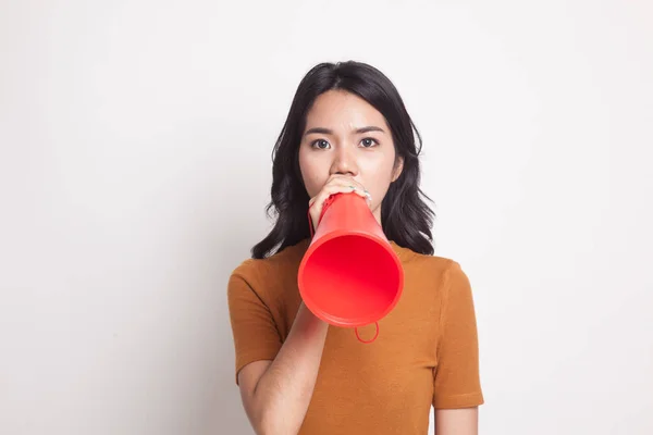 Bela jovem ásia mulher anunciar com megafone . — Fotografia de Stock