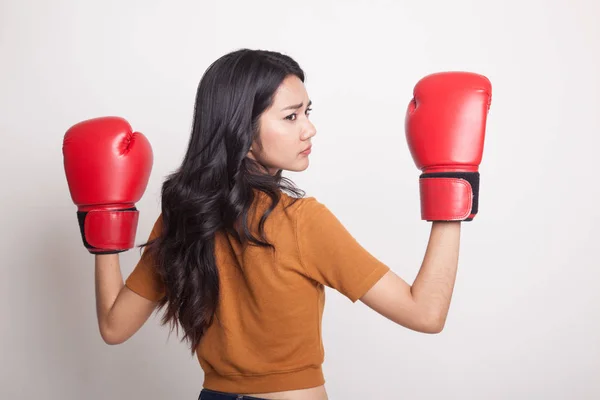 Joven mujer asiática con guantes de boxeo rojos . —  Fotos de Stock