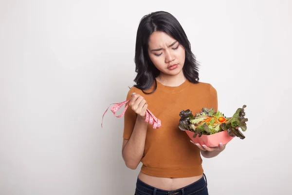 Ongelukkig Aziatische vrouw met het meten van de tape en salade. — Stockfoto