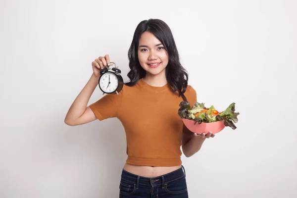 Jeune femme asiatique avec horloge et salade . — Photo