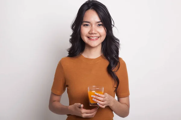 Giovane donna asiatica bere succo d'arancia . — Foto Stock
