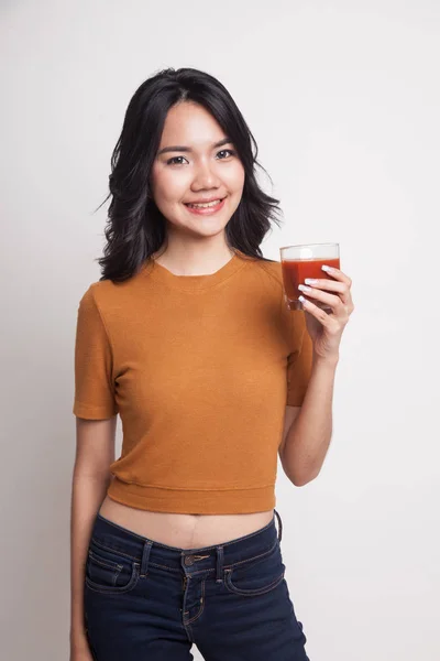 Jeune femme asiatique boire du jus de tomate . — Photo