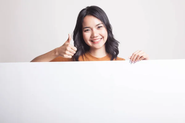 Jeune asiatique femme montrer pouces vers le haut avec vide signe . — Photo