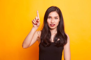 Asyalı kadın parmak ile ekranın dokunmadan.