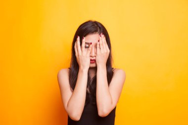 Güzel genç Asyalı kadın parmaklarının arasından dikizliyor..