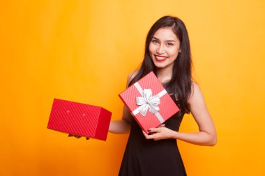 Genç Asyalı kadın açık bir hediye kutusu.