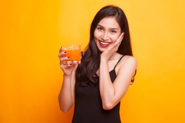 Asyalı kadın içki portakal suyu tutun teyp ölçme.