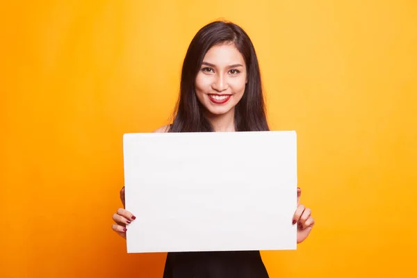 Junge asiatische Frau zeigen ok mit weiß blank Zeichen. — Stockfoto