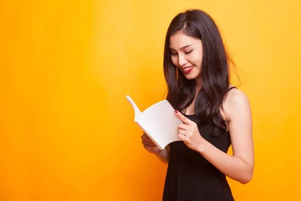 Junge asiatische Frau mit einem Buch. — Stockfoto