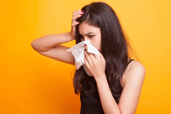 Joven mujer asiática enfermó y gripe . —  Fotos de Stock