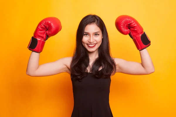 Mladá asijská žena s červeným Boxerské rukavice. — Stock fotografie