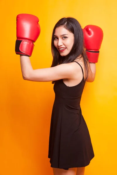 Mladá asijská žena s červeným Boxerské rukavice. — Stock fotografie