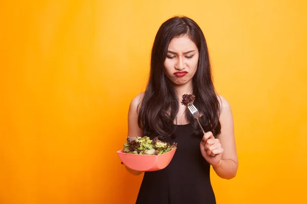 Donna asiatica sana con manubri e insalata . — Foto Stock