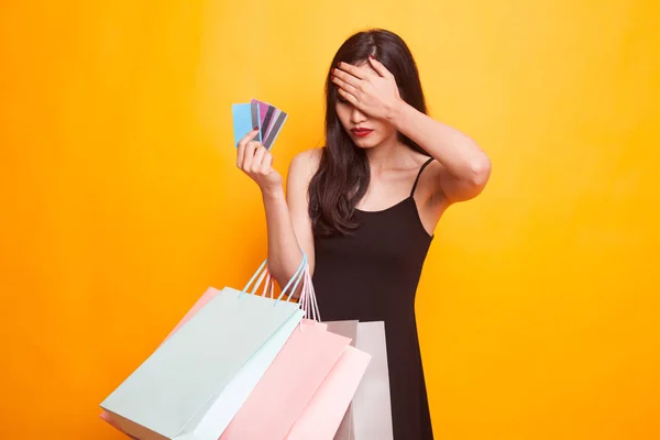 ショッピング バッグやクレジット カードを持つ不幸な若いアジア女性. — ストック写真