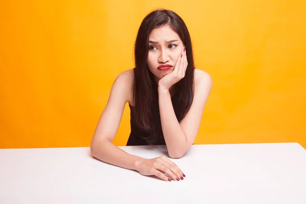 Asiático chica es llegar aburrido . —  Fotos de Stock