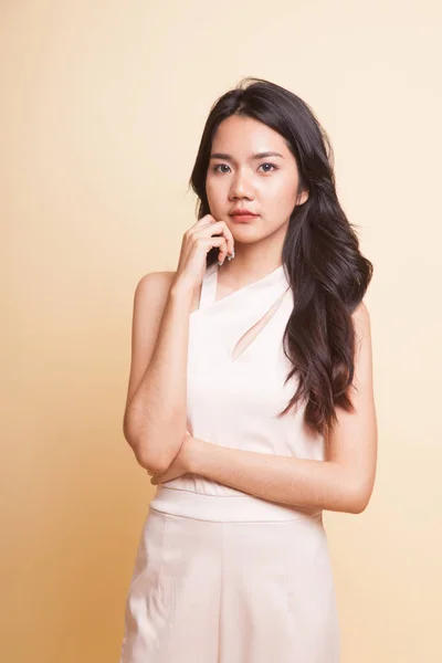 Retrato de hermosa joven mujer asiática. — Foto de Stock