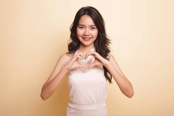 Genç Asyalı kadın kalp işaret göster. — Stok fotoğraf