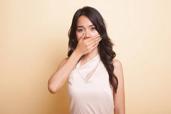 Jonge Aziatische vrouw haar mond met de hand dicht. — Stockfoto