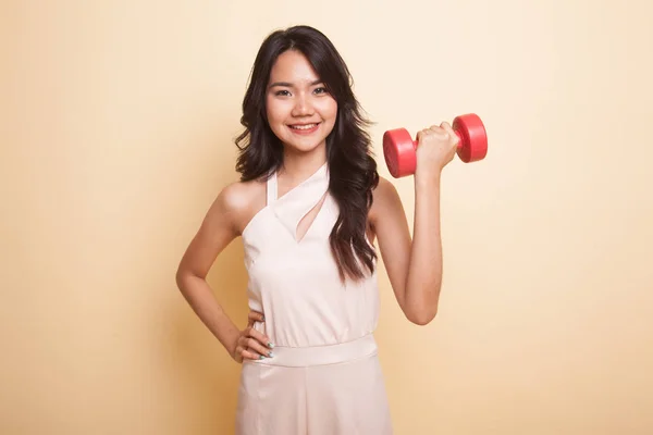 Saludable mujer asiática con mancuernas . —  Fotos de Stock